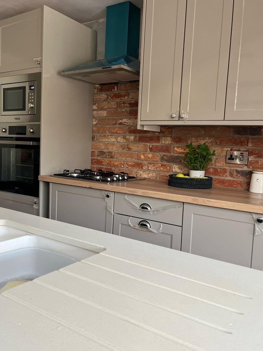 Kitchen units with brick slip splashback